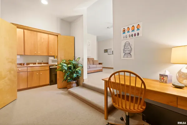 $930,000 | 200 West Ravinwoods Road, Peoria, IL 61615