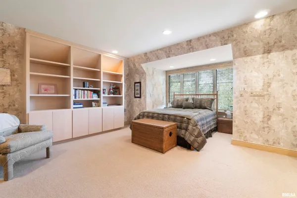 $930,000 | 200 West Ravinwoods Road, Peoria, IL 61615