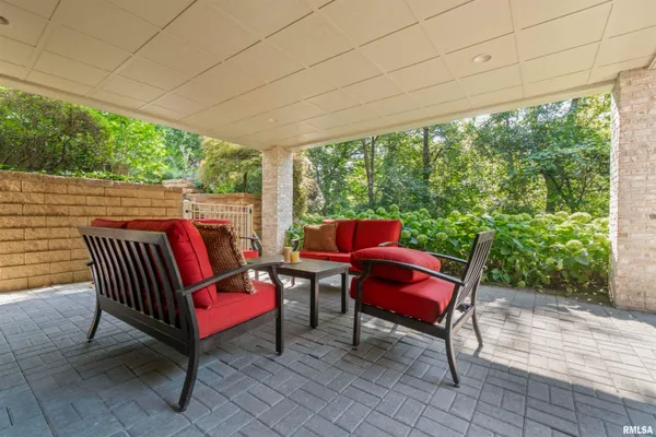 $930,000 | 200 West Ravinwoods Road, Peoria, IL 61615