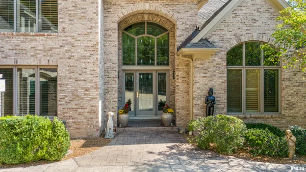 $930,000 | 200 West Ravinwoods Road, Peoria, IL 61615