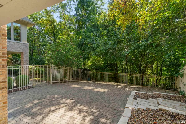 $930,000 | 200 West Ravinwoods Road, Peoria, IL 61615
