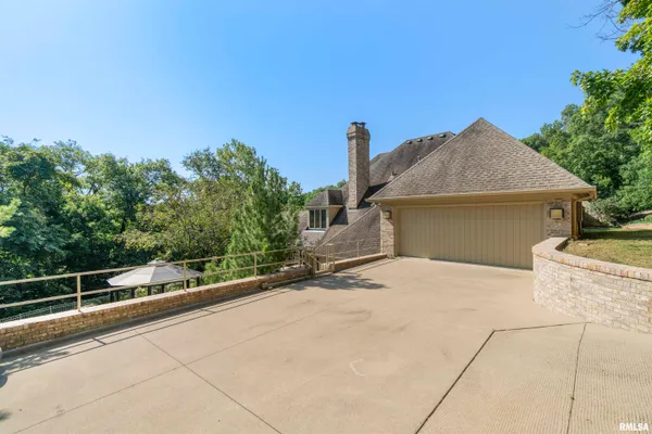 $930,000 | 200 West Ravinwoods Road, Peoria, IL 61615