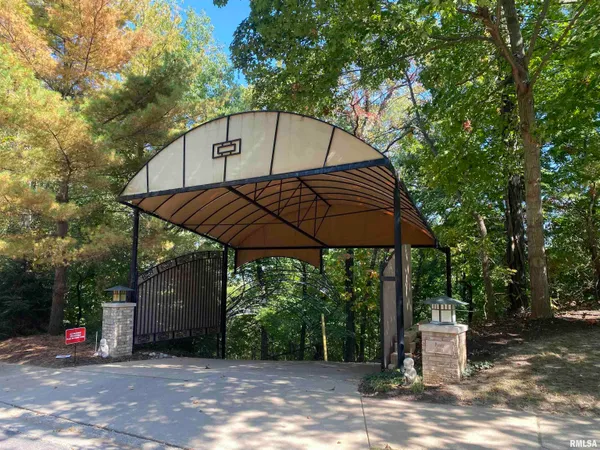 $930,000 | 200 West Ravinwoods Road, Peoria, IL 61615