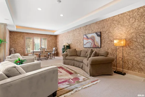 $930,000 | 200 West Ravinwoods Road, Peoria, IL 61615