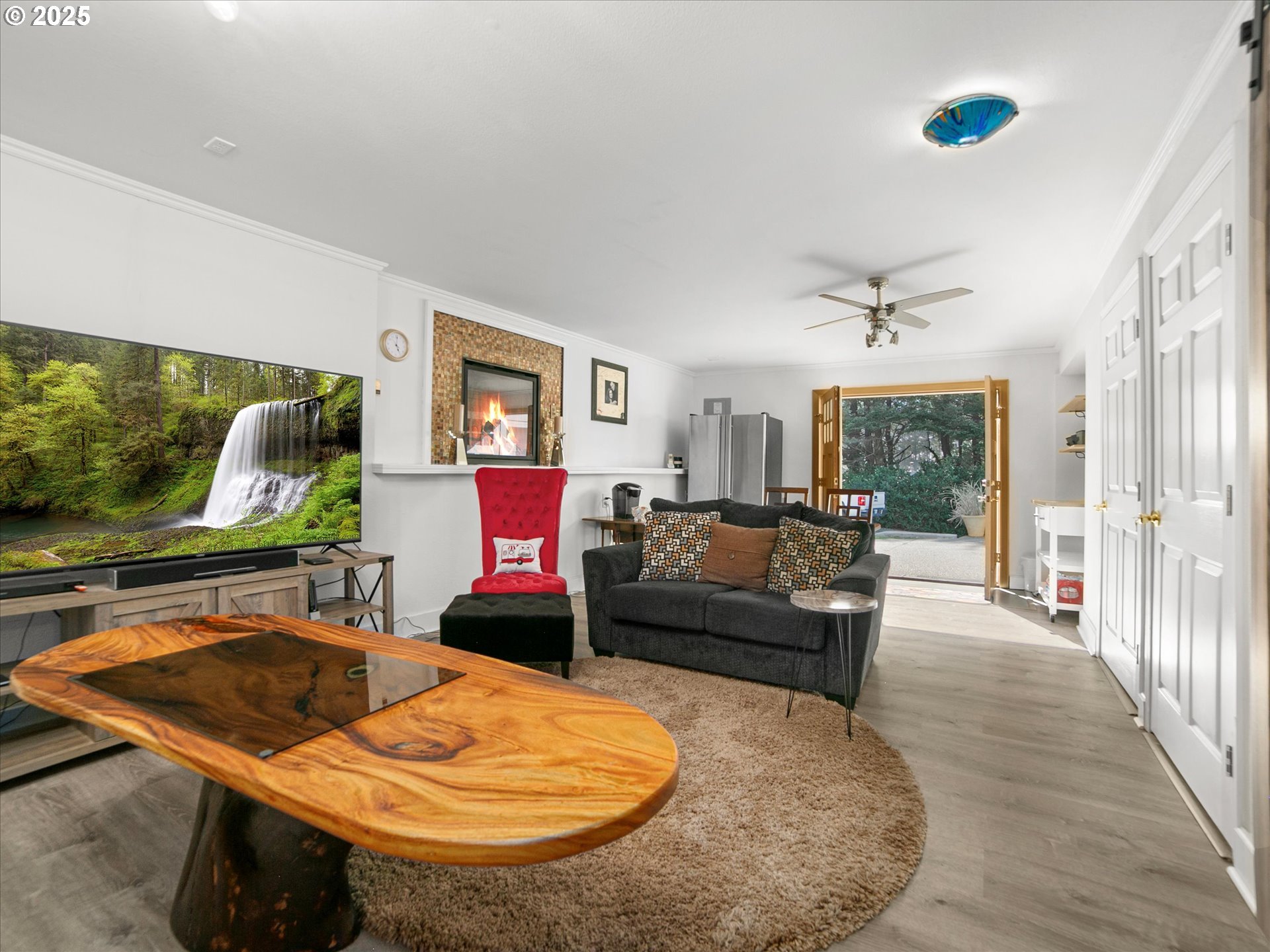 95161 Horizon Drive Gold Beach, OR 97444 - Photo 24 of 30 a living room with furniture and a flat screen tv