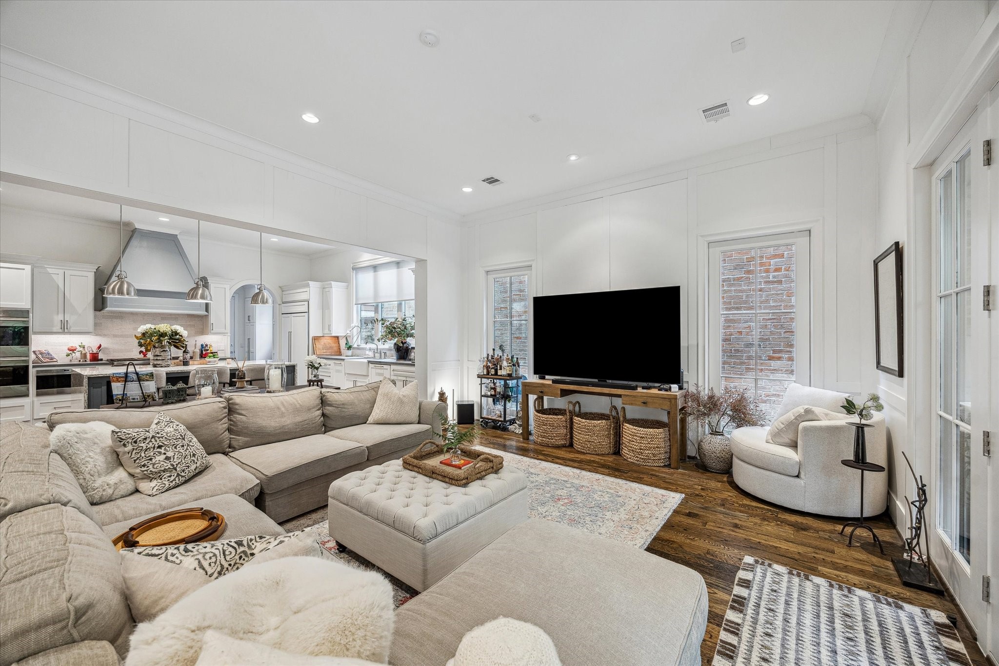2501 Yupon Street Houston, TX 77006 - Photo 17 of 48 a living room with furniture and a flat screen tv