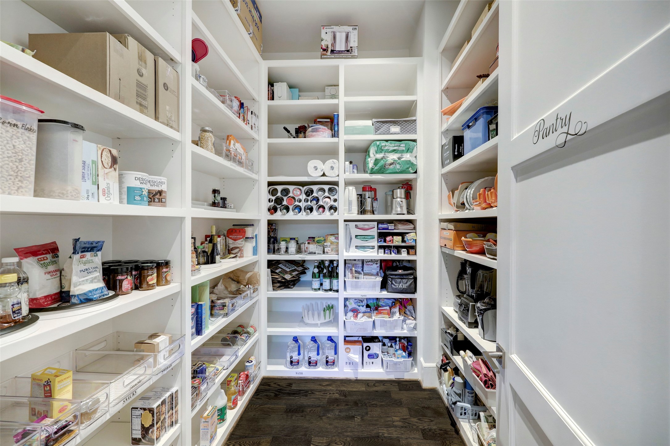 2501 Yupon Street Houston, TX 77006 - Photo 19 of 48 a room with books and storage