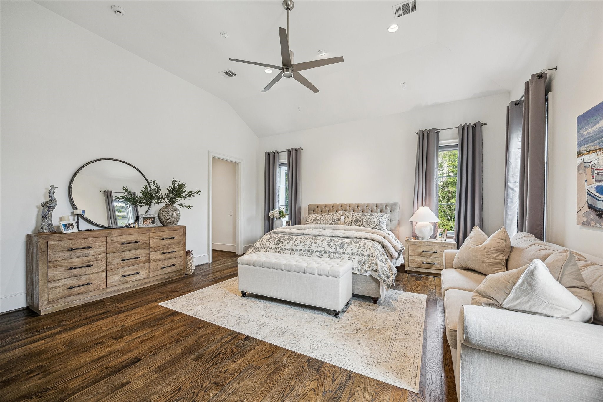 2501 Yupon Street Houston, TX 77006 - Photo 22 of 48 a living room with furniture
