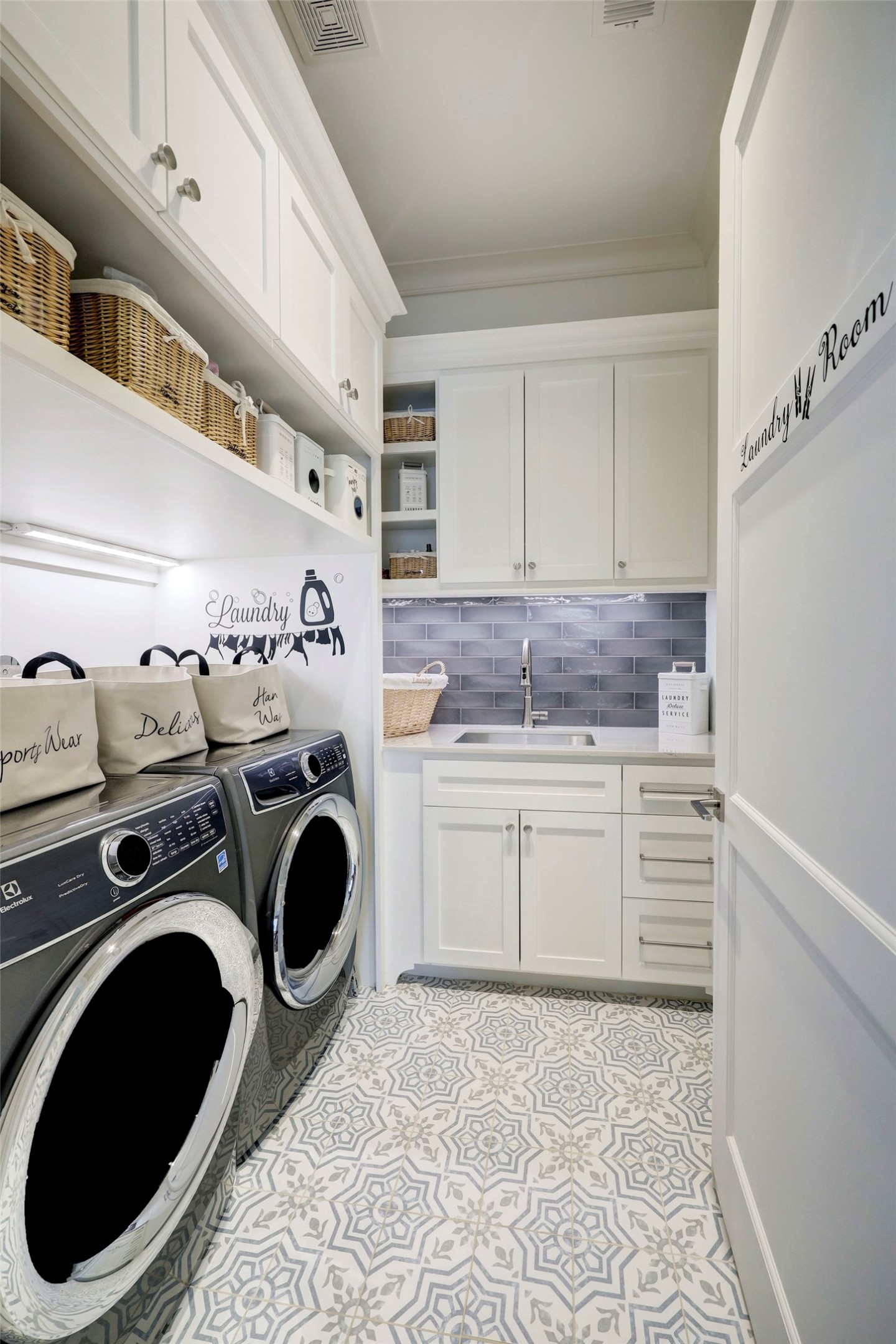 2501 Yupon Street Houston, TX 77006 - Photo 38 of 48 a utility room with sink dryer and washer