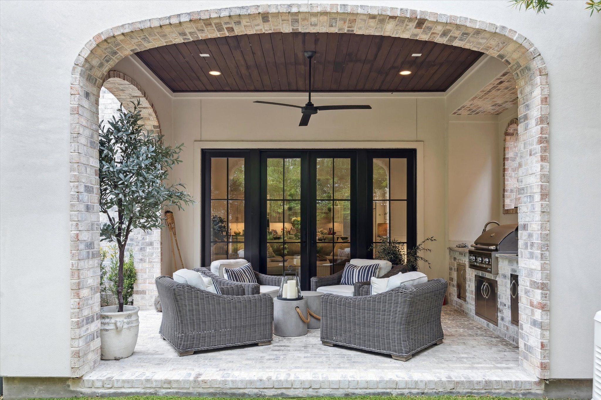 2501 Yupon Street Houston, TX 77006 - Photo 41 of 48 a living room with furniture and a large window