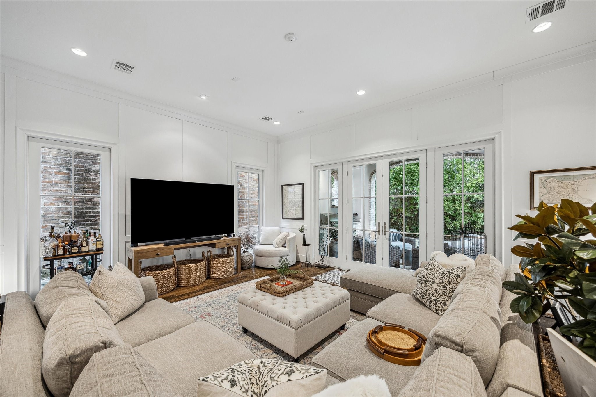 2501 Yupon Street Houston, TX 77006 - Photo 5 of 48 a living room with furniture and a flat screen tv