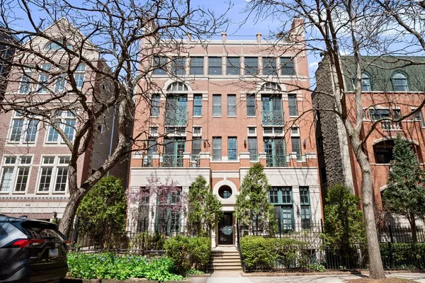 $1,225,000 | 840 West Buckingham Place, Unit 4, Chicago, IL 60657