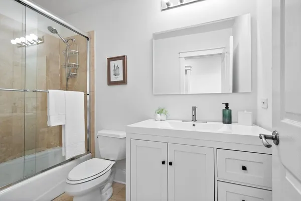 $1,225,000 | 840 West Buckingham Place, Unit 4, Chicago, IL 60657