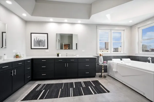 $1,225,000 | 840 West Buckingham Place, Unit 4, Chicago, IL 60657