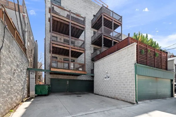 $1,225,000 | 840 West Buckingham Place, Unit 4, Chicago, IL 60657