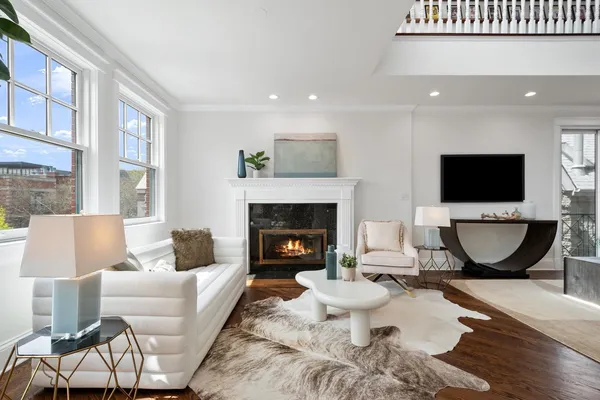 $1,225,000 | 840 West Buckingham Place, Unit 4, Chicago, IL 60657