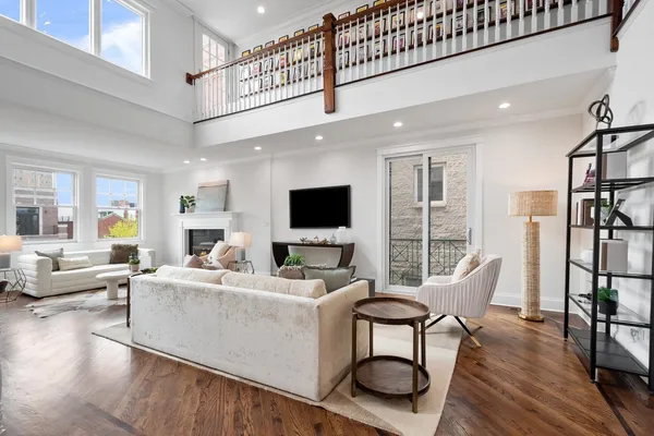 $1,225,000 | 840 West Buckingham Place, Unit 4, Chicago, IL 60657