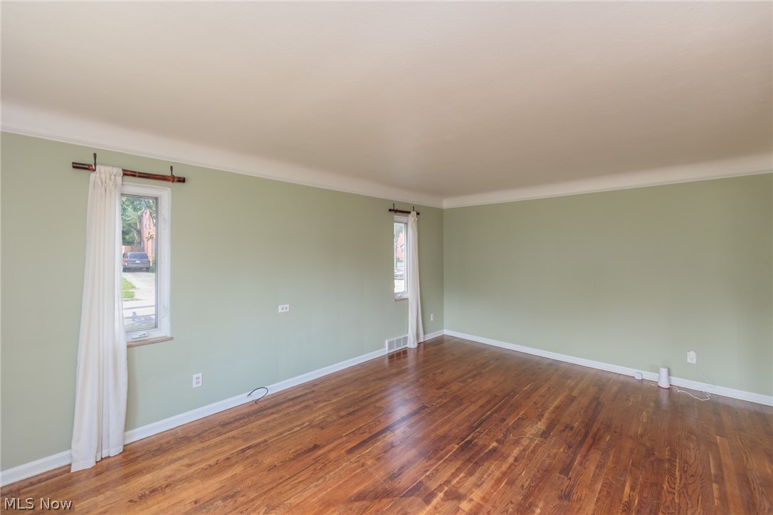1284 Argonne Road Cleveland, OH 44121 - Photo 4 of 36