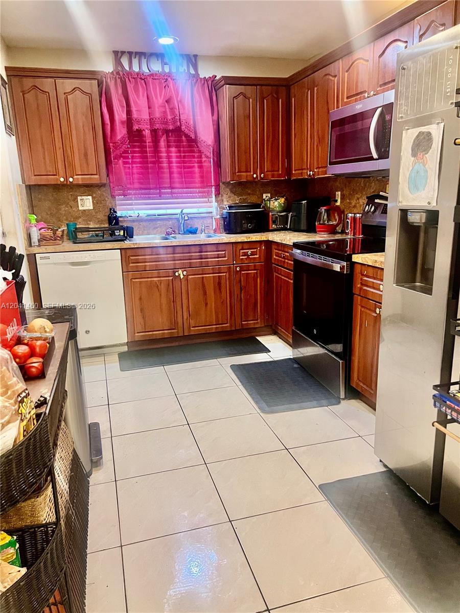 326 Southwest 79th Way Pompano Beach, FL 33068 - Photo 5 of 10