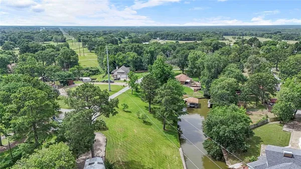 a view of yard with green space