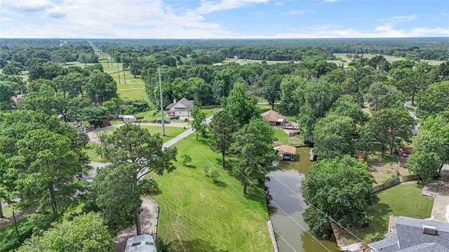 a view of yard with green space