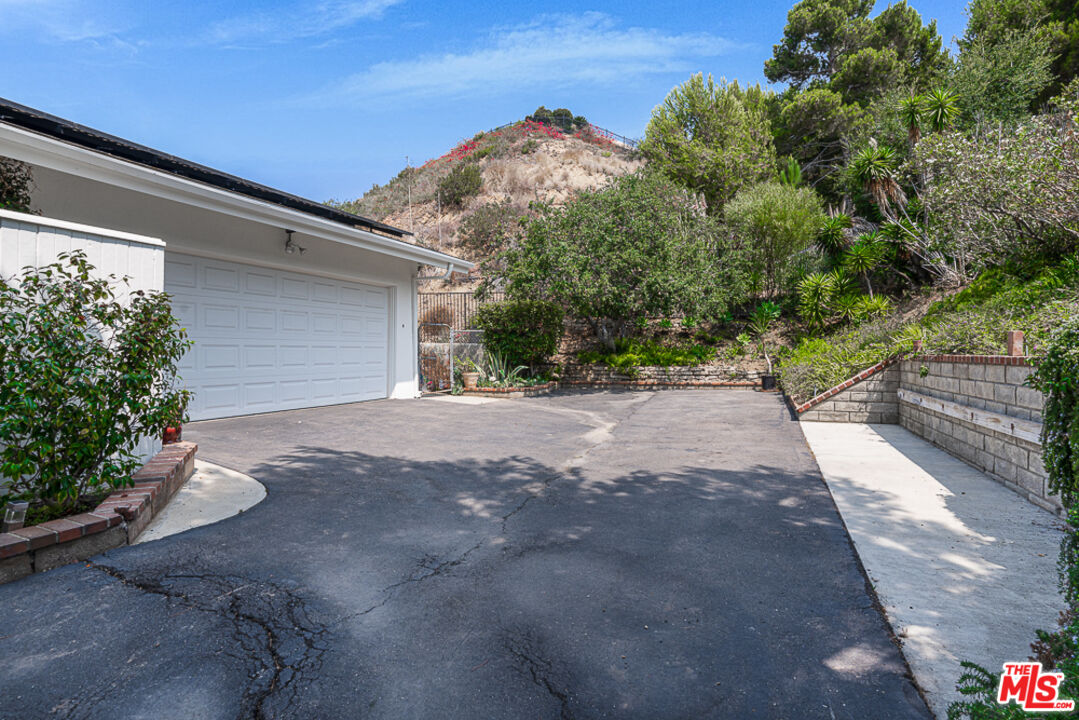 1373 Las Canoas Road Pacific Palisades, CA 90272 - Photo 19 of 19 a view of a yard with potted plants