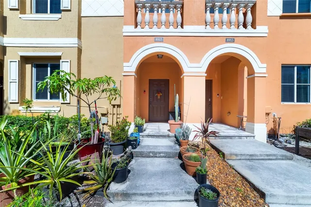 a view of entryway with garden