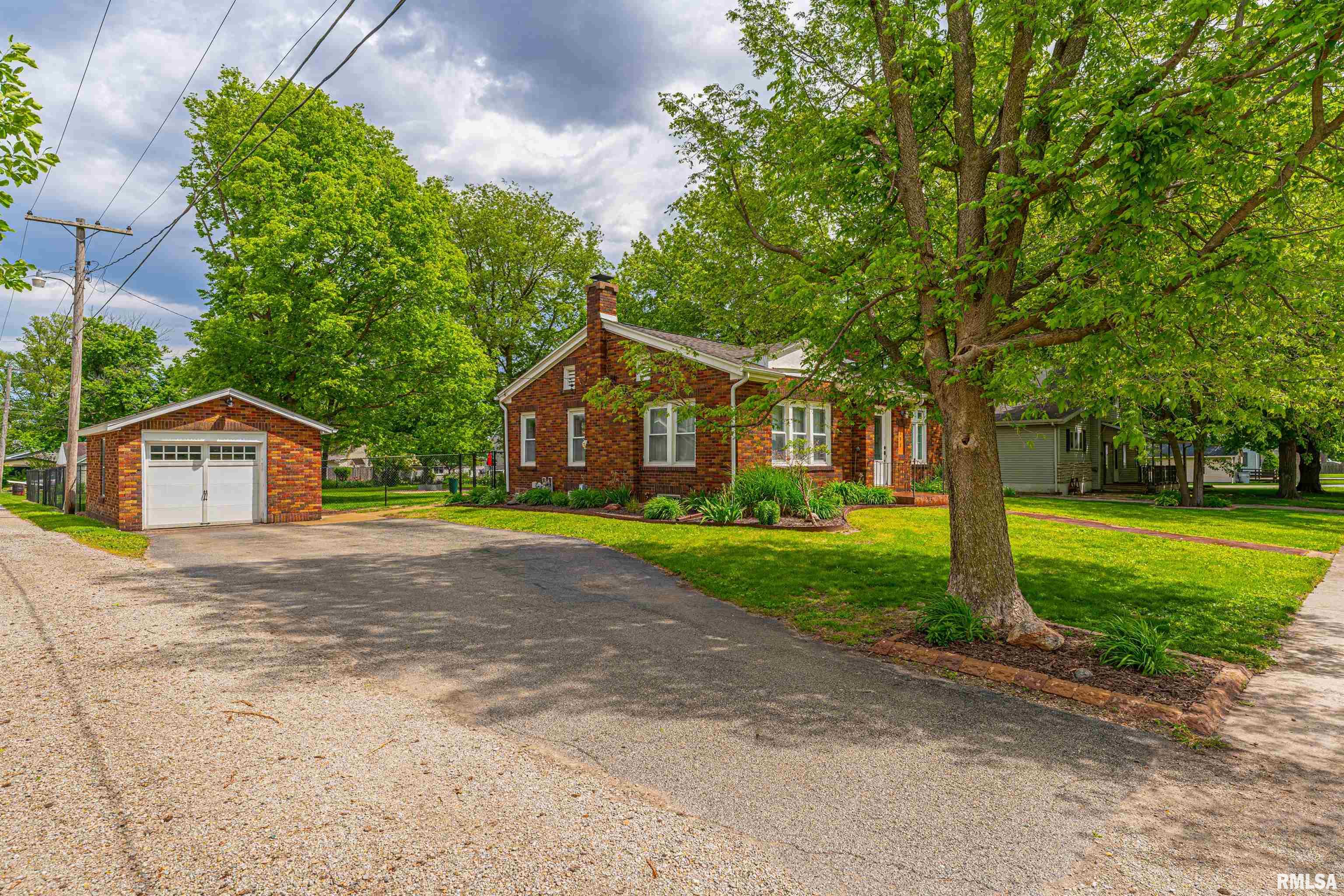 166 Hamilton Street Warrensburg, IL 62573 - Photo 2 of 36