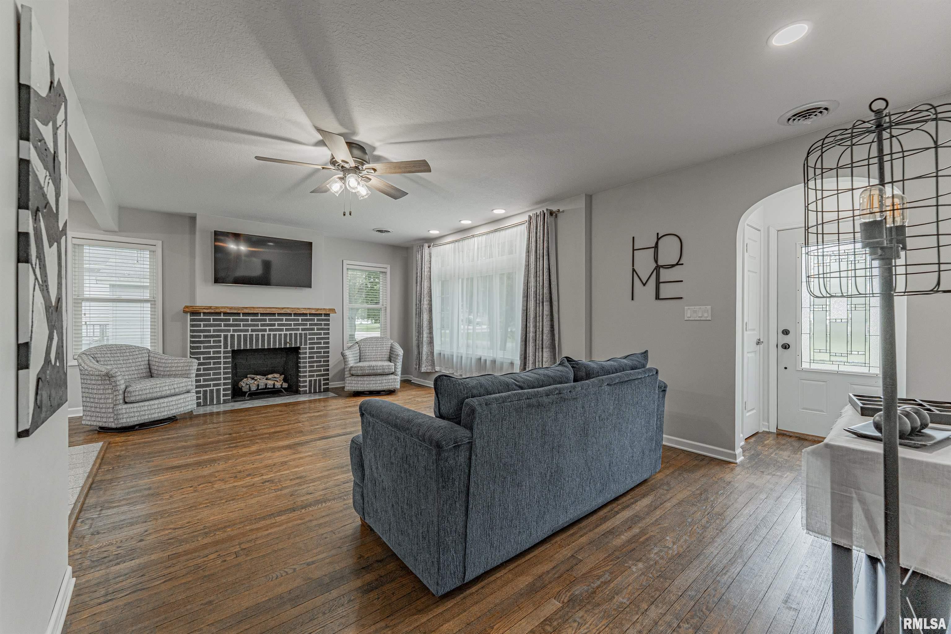 166 Hamilton Street Warrensburg, IL 62573 - Photo 4 of 36