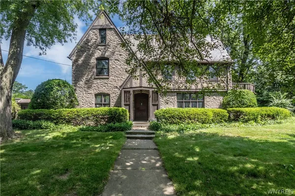 $379,900 | 910 James Avenue, Niagara Falls, NY 14305