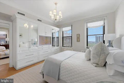 $619,999 | 250 South 13th Street, Unit 8D, Philadelphia, PA 19107