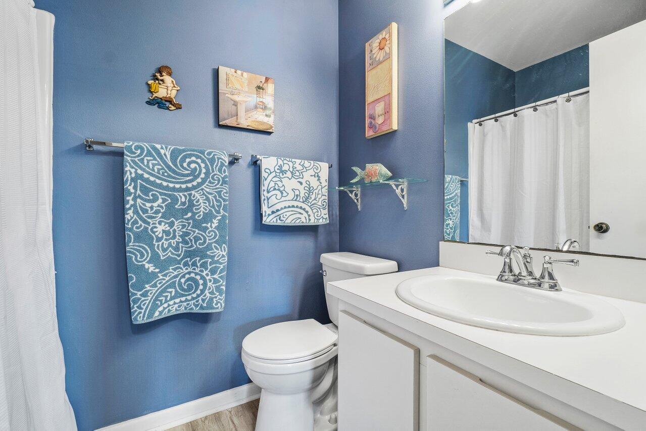 1402 Pinecrest Circle, Unit C Jupiter, FL 33458 - Photo 11 of 27 Guest Bathroom