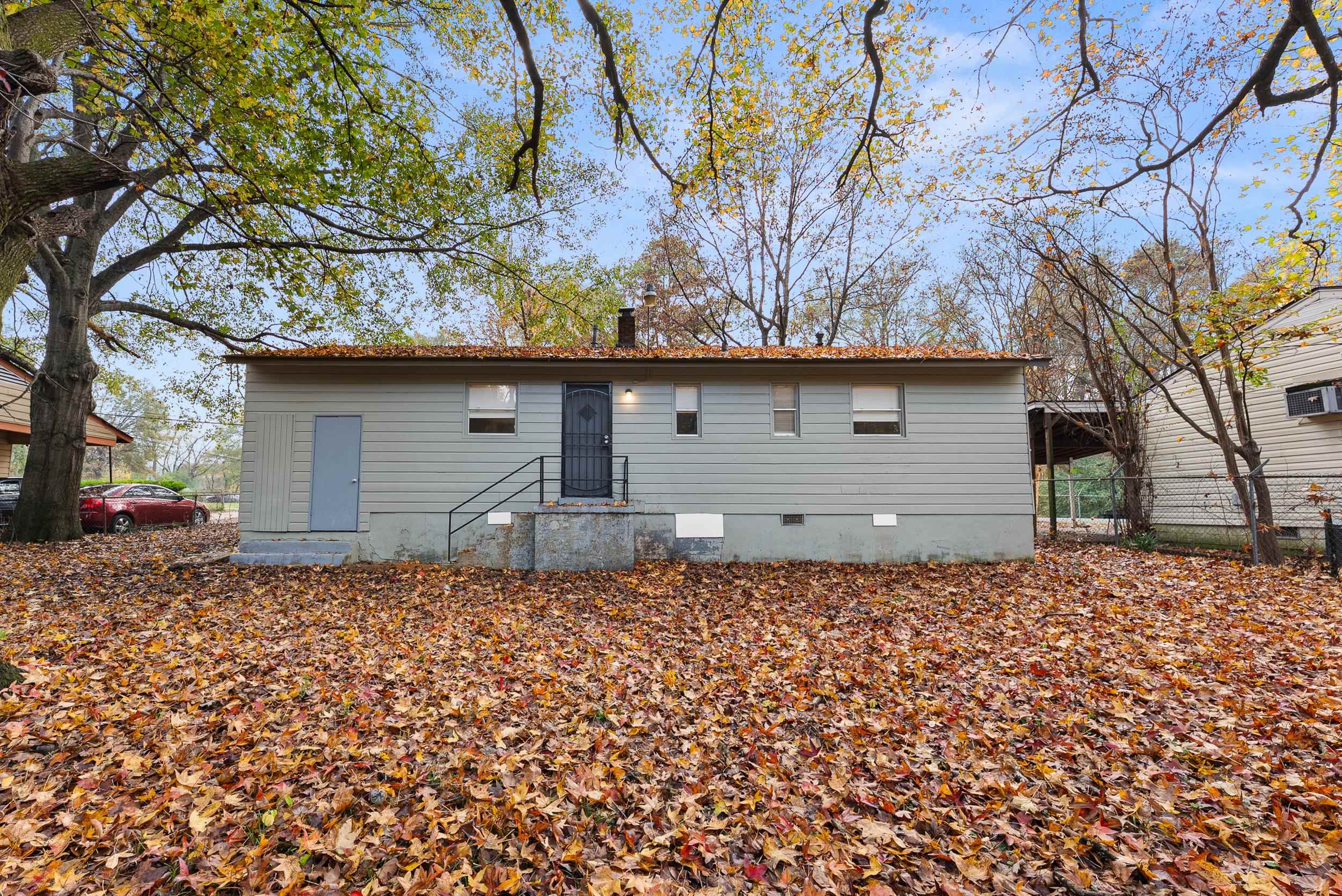 686 Delta Road Memphis, TN 38109 - Photo 24 of 24 a front view of a house with a garden