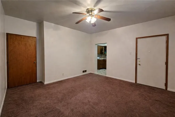 a view of empty room with a ceiling fan