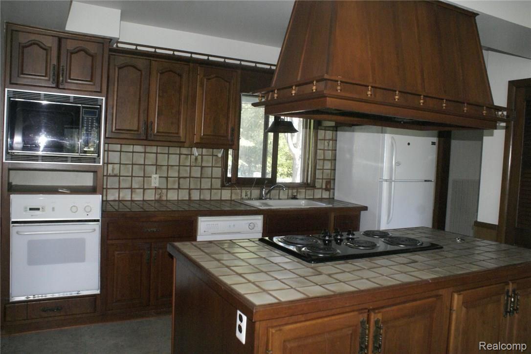 27659 Arsenal Road Flat Rock, MI 48134 - Photo 8 of 31 DSC01296.JPG