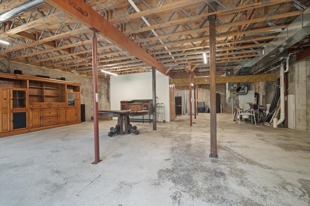 24403 North 750 E Road Pontiac, IL 61764 - Photo 25 of 54 a view of a hall with wooden roof