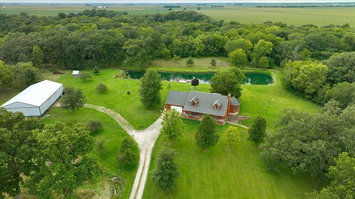 24403 North 750 E Road Pontiac, IL 61764 - Photo 4 of 54 a aerial view of a house with a yard