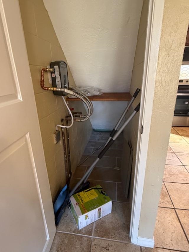 3676 Lower Honoapiilani Road, Unit C301 Lahaina, HI 96761 - Photo 22 of 49 a view of walk in closet with window