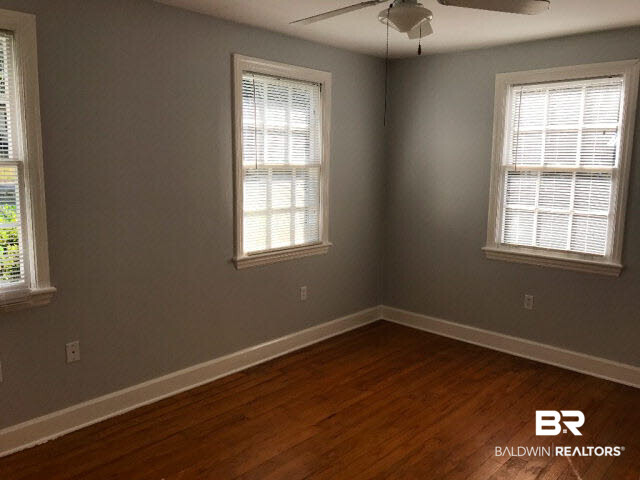 323 West Pineview Lane Mobile, AL 36608 - Photo 7 of 12 For Lease: 323 Pineview Lane West, Mobile, AL 36608 Master Bedroom