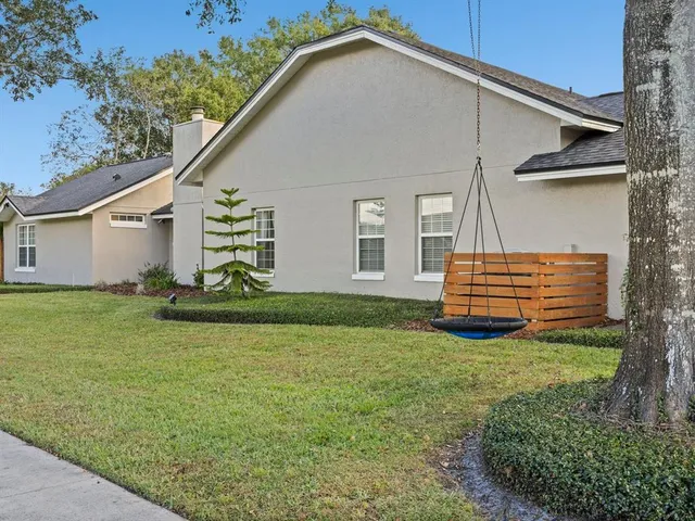 a view of a house with backyard and garden