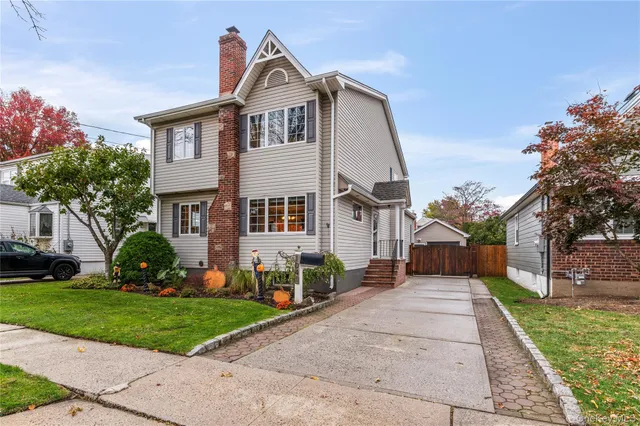 $975,000 | 1041 North 4th Street, New Hyde Park, NY 11040