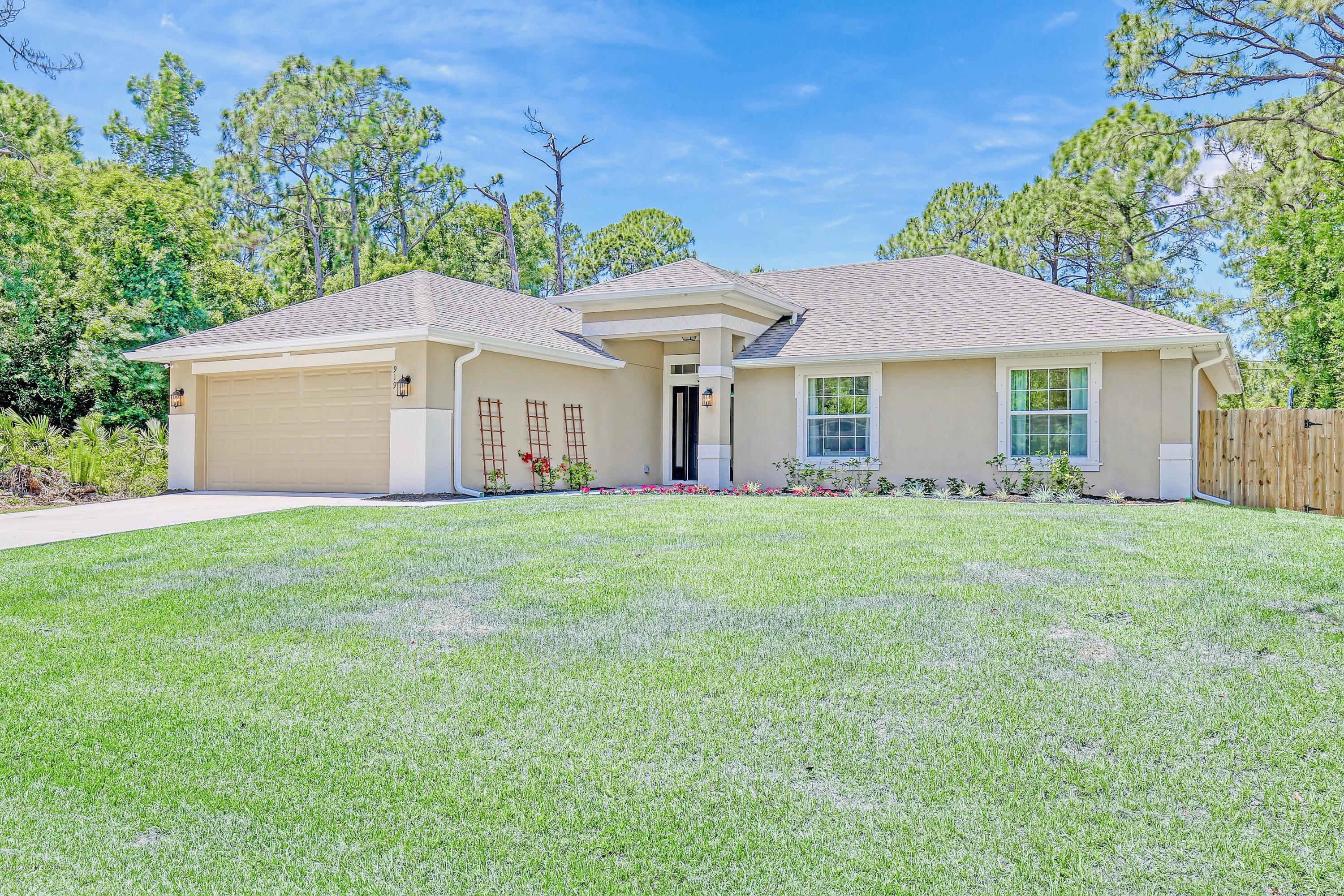 919 Thompson Road Southwest Palm Bay, FL 32908 - Photo 3 of 38 a front view of house with yard and green space