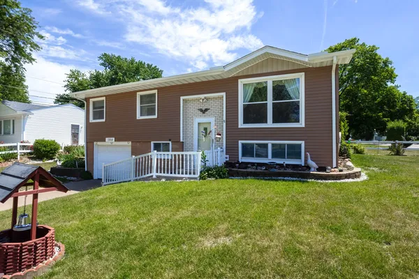 $180,000 | 1964 North Oak Street, Bettendorf, IA 52722