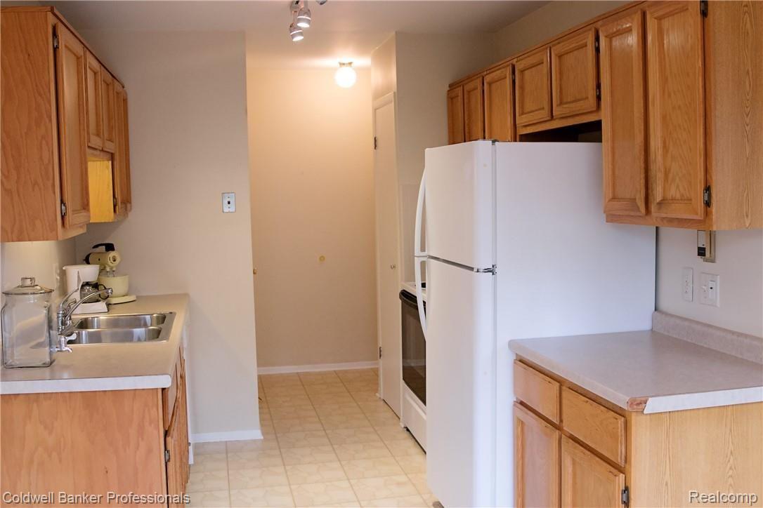 22182 Pondview, Unit 7 Novi, MI 48375 - Photo 13 of 28 IMG_9647.jpg