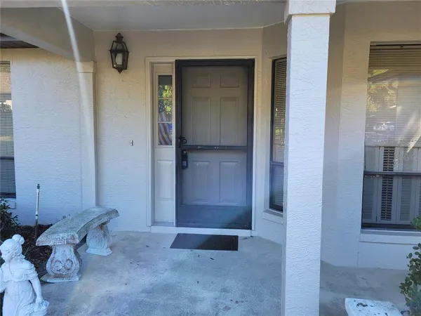 a view of entryway with bathroom