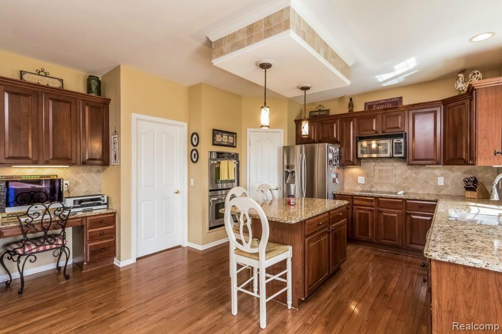 1046 Miners Run Rochester, MI 48306 - Photo 14 of 74 014-Kitchen-1841990-medium.jpg