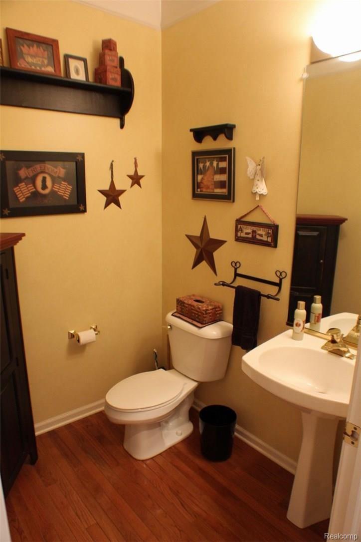 1027 Miners Run Rochester, MI 48306 - Photo 14 of 23 Powder Room.jpg