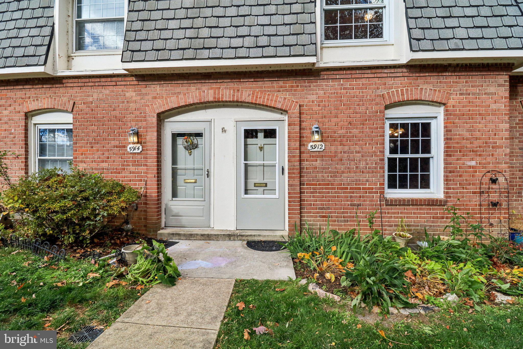 5912 Minutemen Road, Unit 295 Springfield, VA 22152 - Photo 4 of 55 a front view of a house with a garden