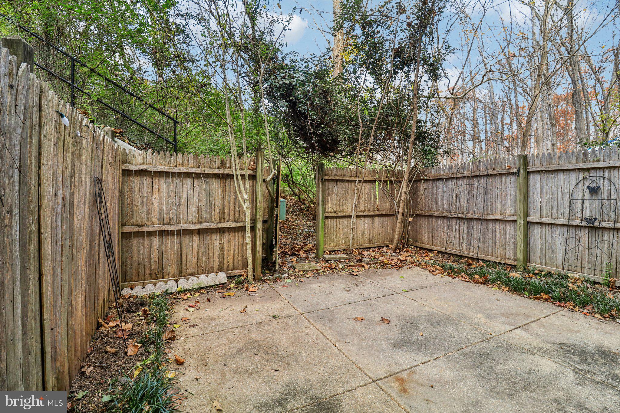 5912 Minutemen Road, Unit 295 Springfield, VA 22152 - Photo 42 of 55 a view of wooden fence