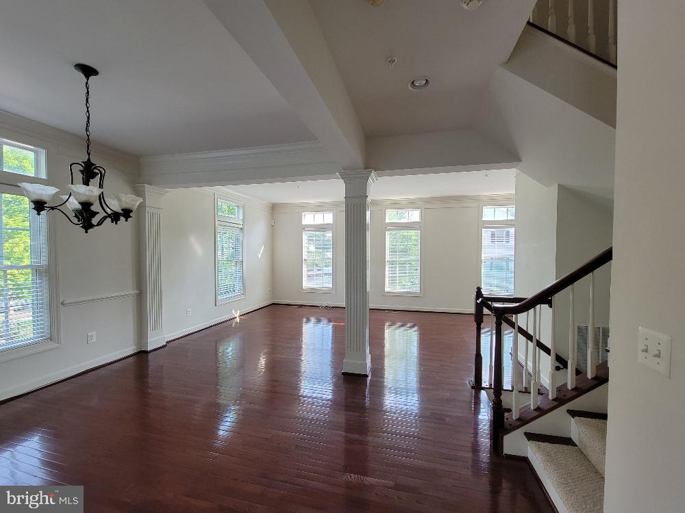 806 West Glebe Road Alexandria, VA 22305 - Photo 2 of 22 Main Level Living Room